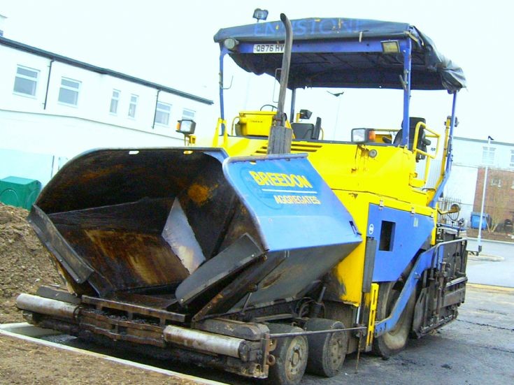 Asphalt laying machine